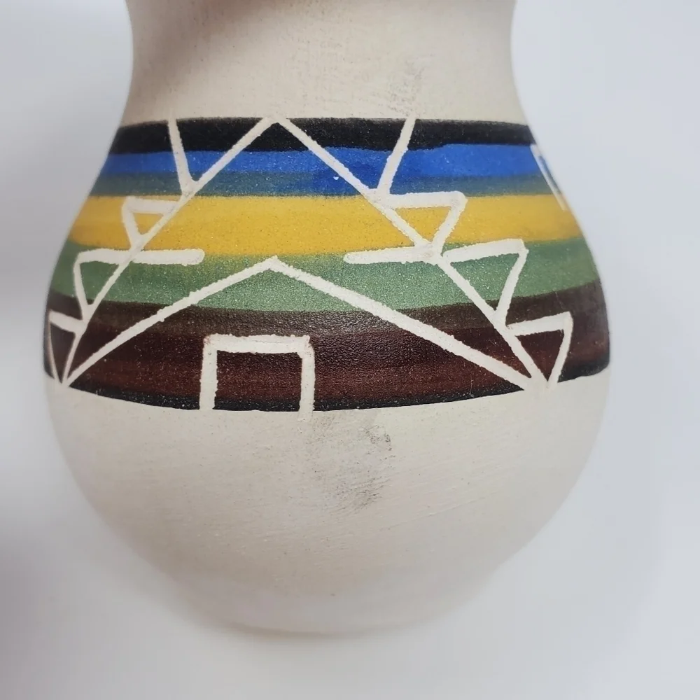 VINTAGE SIOUX POTTERY AND CRAFTS SMALL VASE SIGNED NATIVE SOUTHWEST COLLECTIBLE